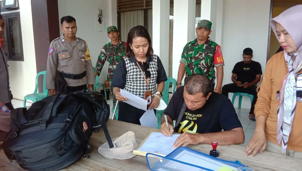 Sinergi TNI-Polri, Babinsa Koramil Wasile Kawal Ketat Logistik Pilkada