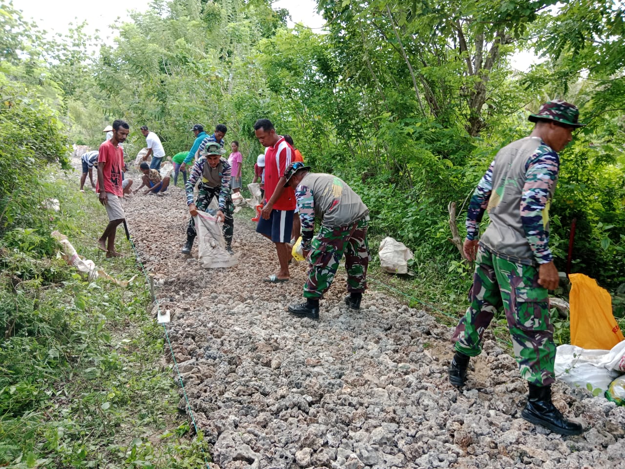 Wujudkan Lingkungan Bersih, Rapi dan Sehat Anggota Koramil 1507-01/Larat Bersama Masyarakat Laksanakan Kerja Bakti