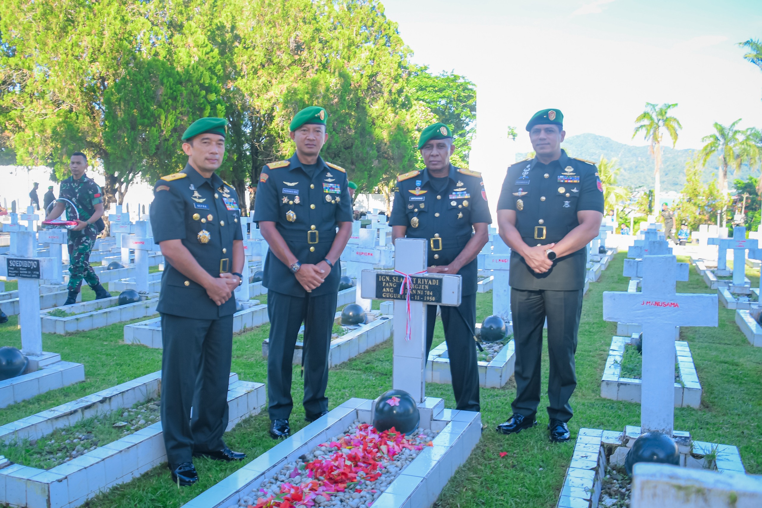 Peringati Hari Juang Kartika, Pangdam XV/Pattimura Pimpin Ziarah di TMP Kapahaha