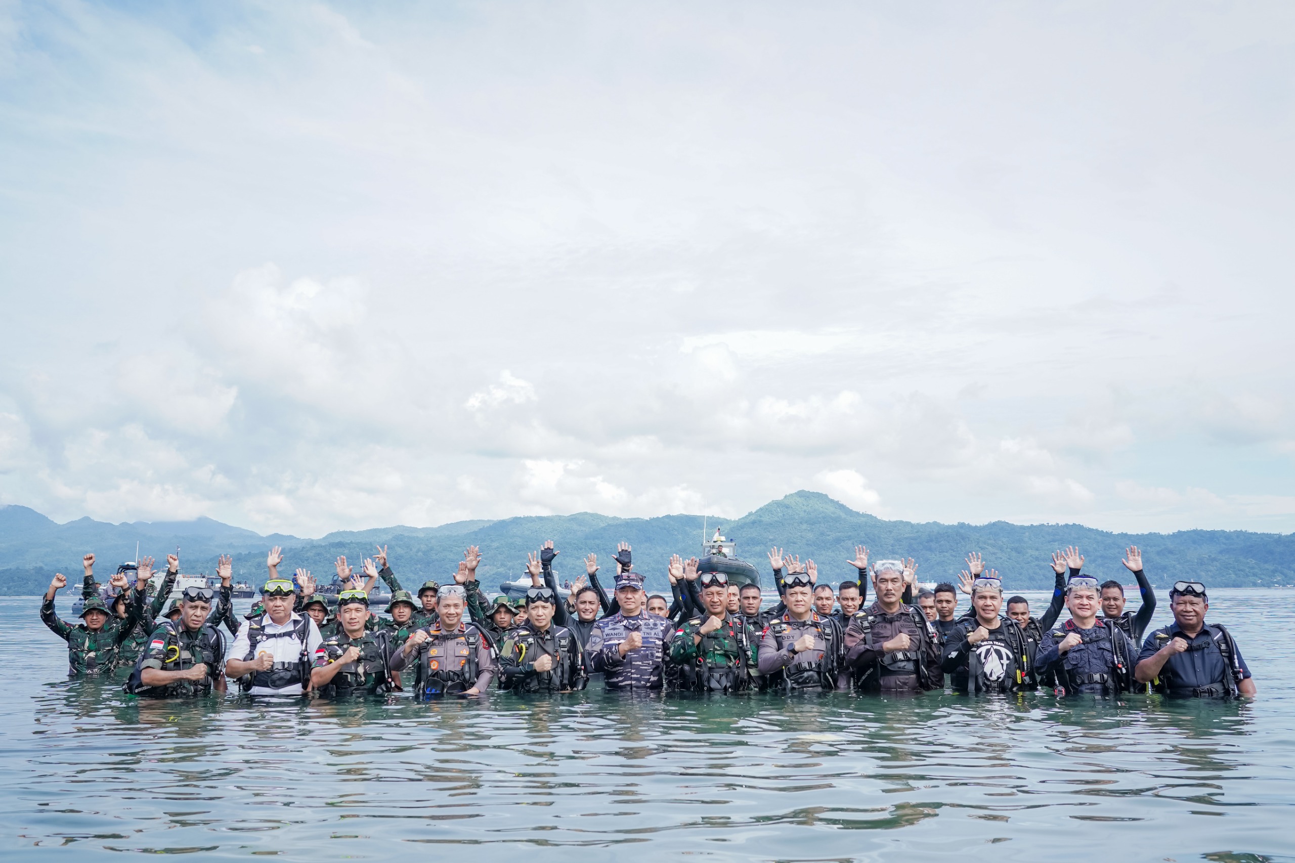 Pangdam XV/Pattimura dan Forkopimda Maluku Terima Brevet Scuba Diver