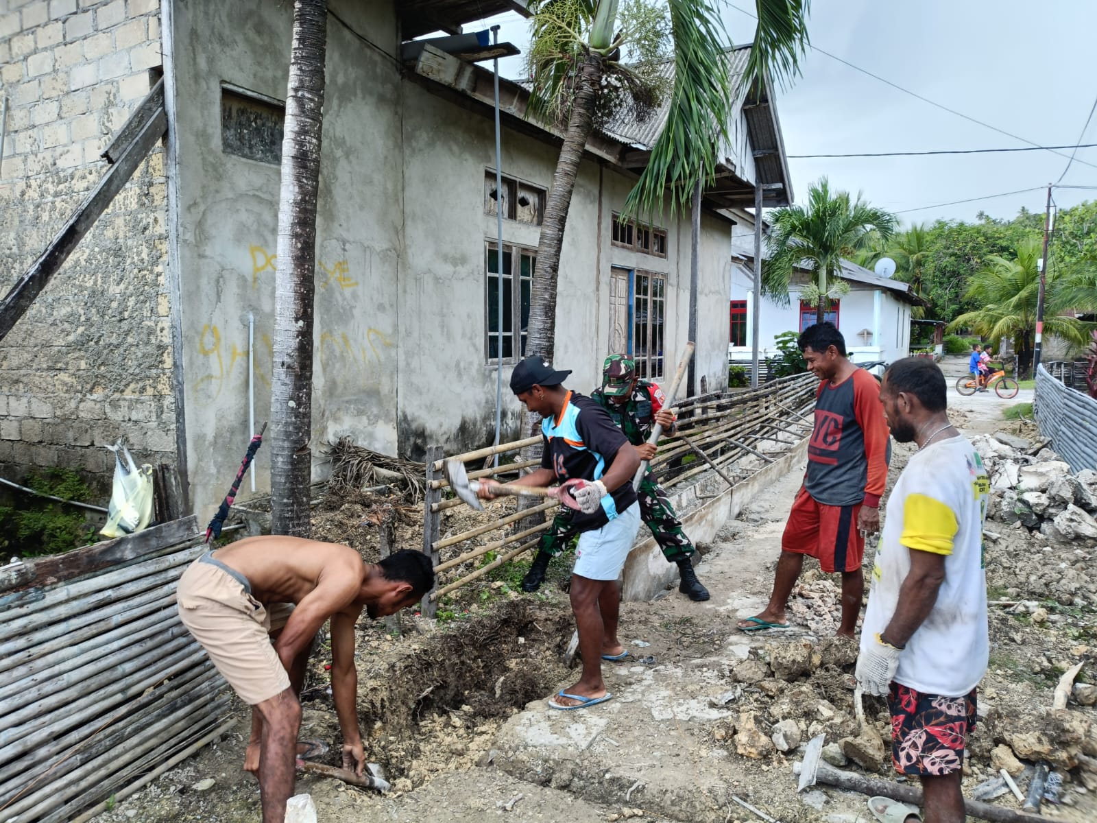 Kepedulian Babinsa Koramil 1507-02/Saumlaki Bersama Warga Lauran Bersihkan Selokan di Wilayah Binaan