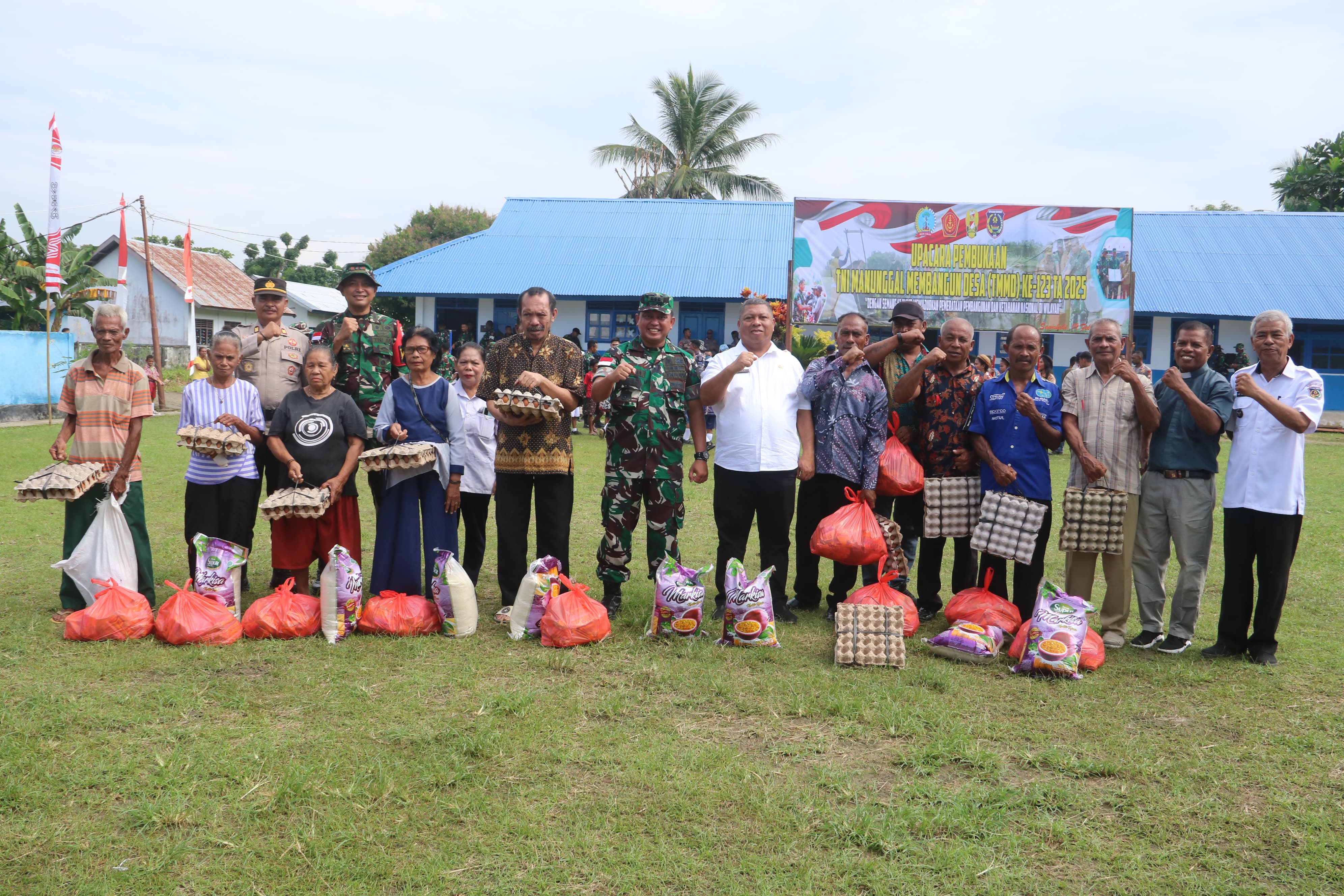 Usai Upacara Pembukaan TMMD ke 123, Kodim 1507/Saumlaki Serahkan Bantuan Sembako kepada Masyarakat