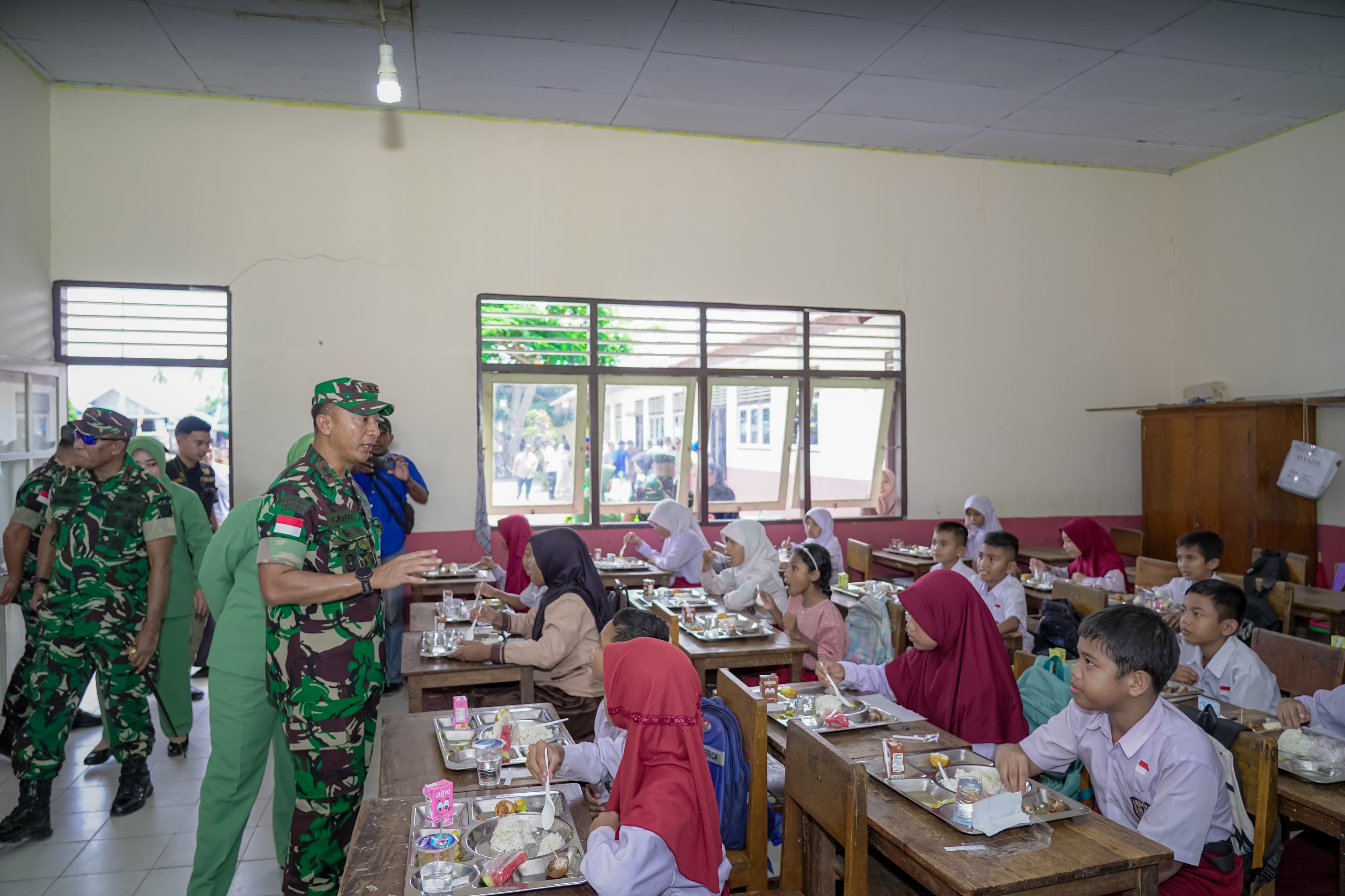 Pangdam XV/Pattimura Tinjau MBG di SD Negeri Desa Waimital