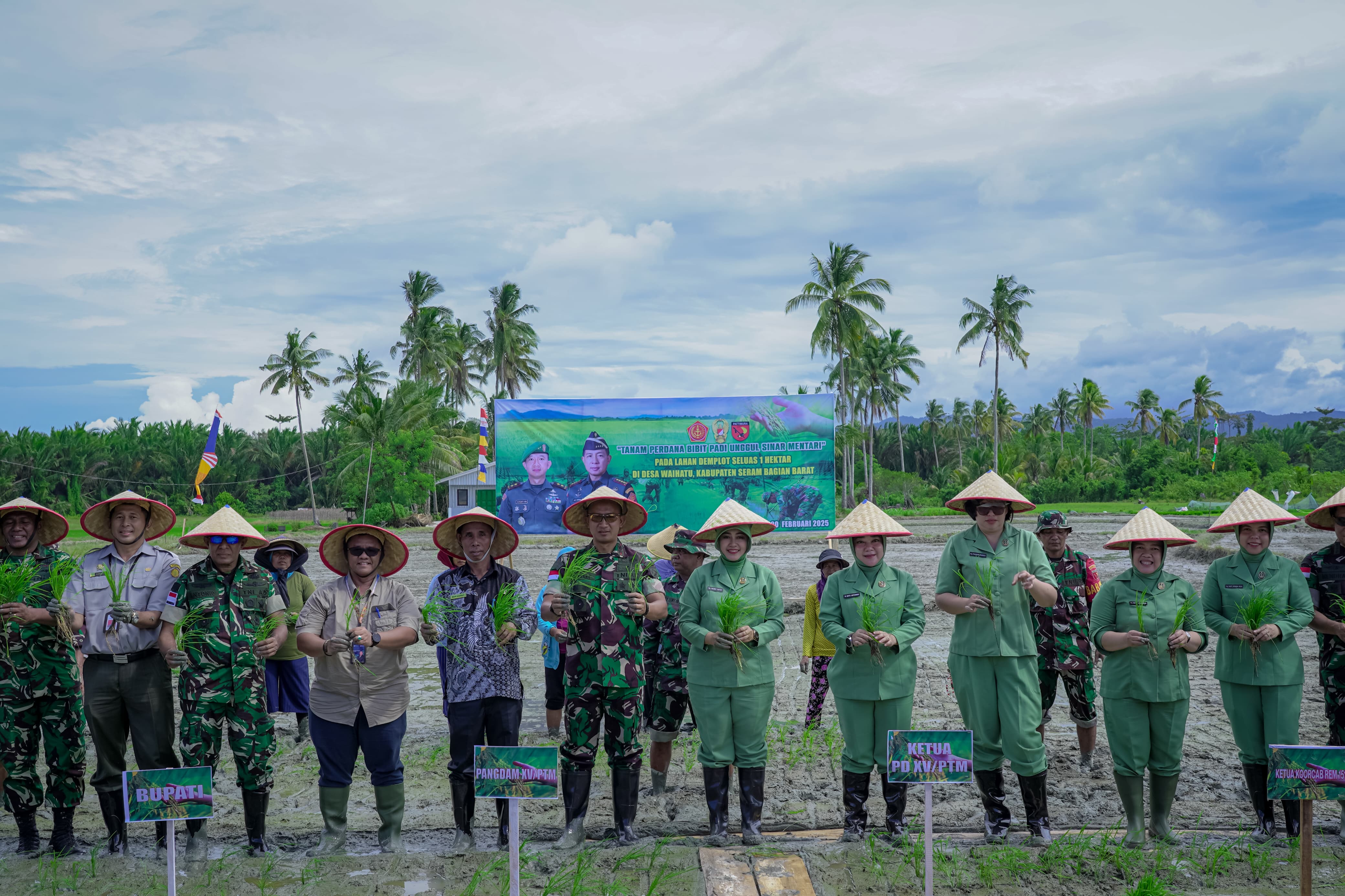 Pangdam XV/Pattimura Silaturahmi dengan Para Petani Padi Persawahan Desa Waihatu