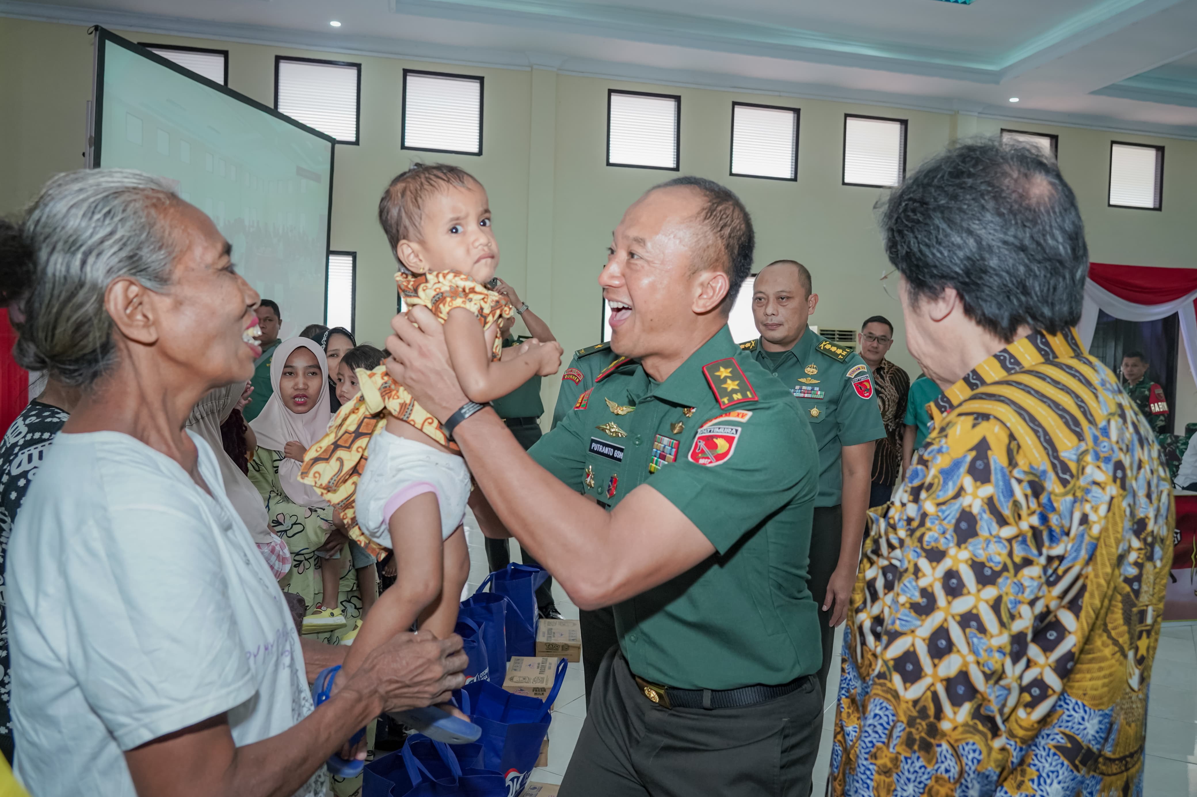 Kodam XV/Pattimura Gelar Bakti Sosial Untuk Anak Stunting