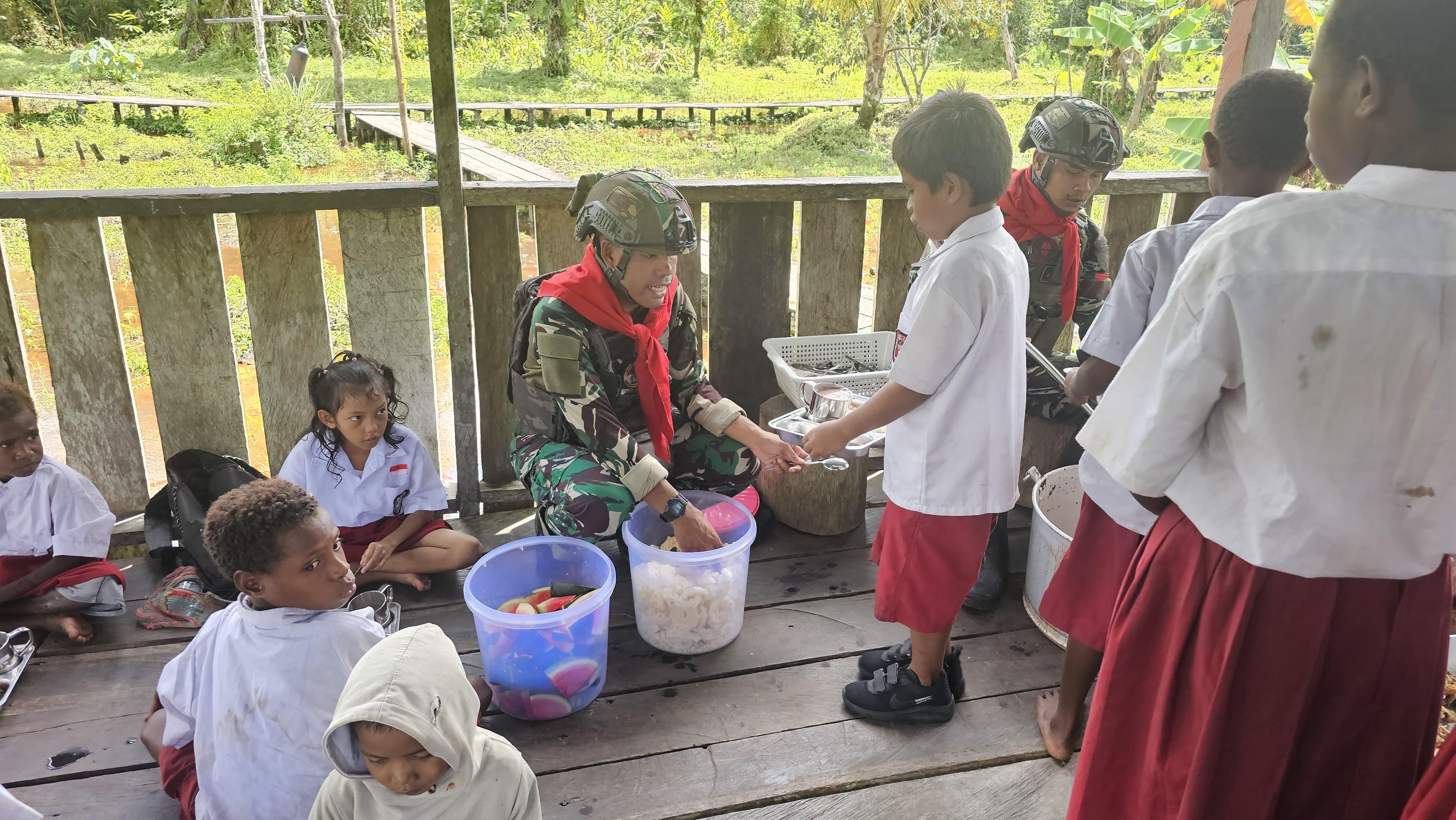 Prajurit Satgas Yonif 733/Masariku Memberikan Anak-Anak di Papua Makan Bergizi Gratis Melalui Program "Masariku Peduli Gizi"