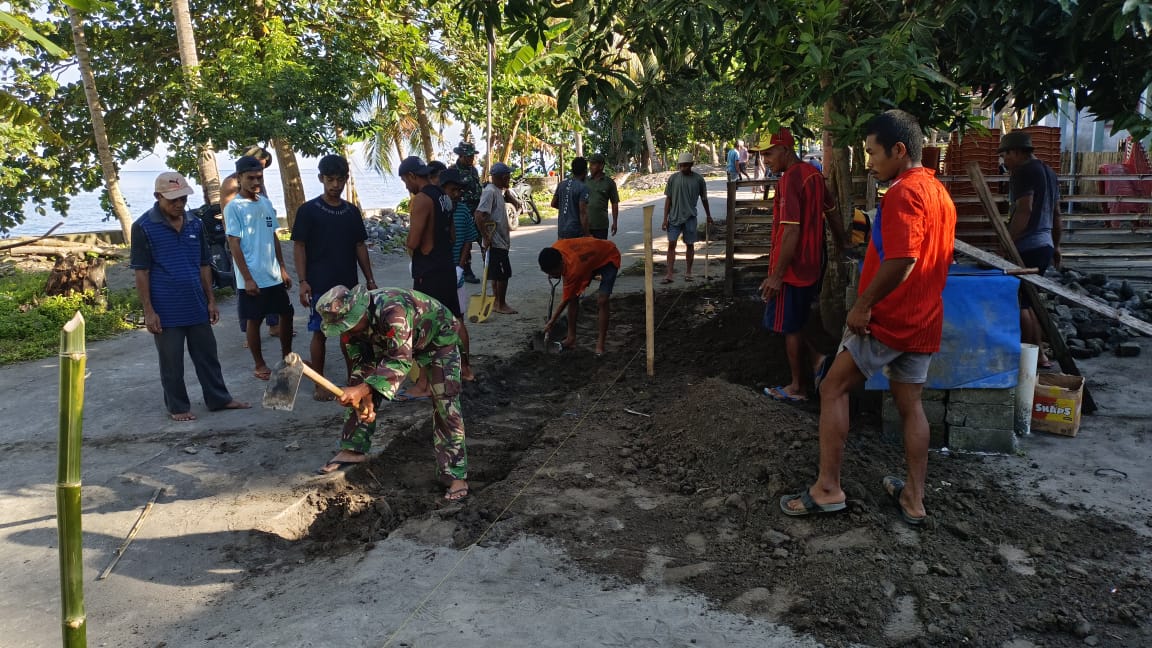 Drainase Desa Maketeken Terus Dikebut, Satgas TMMD Kodim 1509/Labuha Dan Warga Gotong Royong Gali Drainase