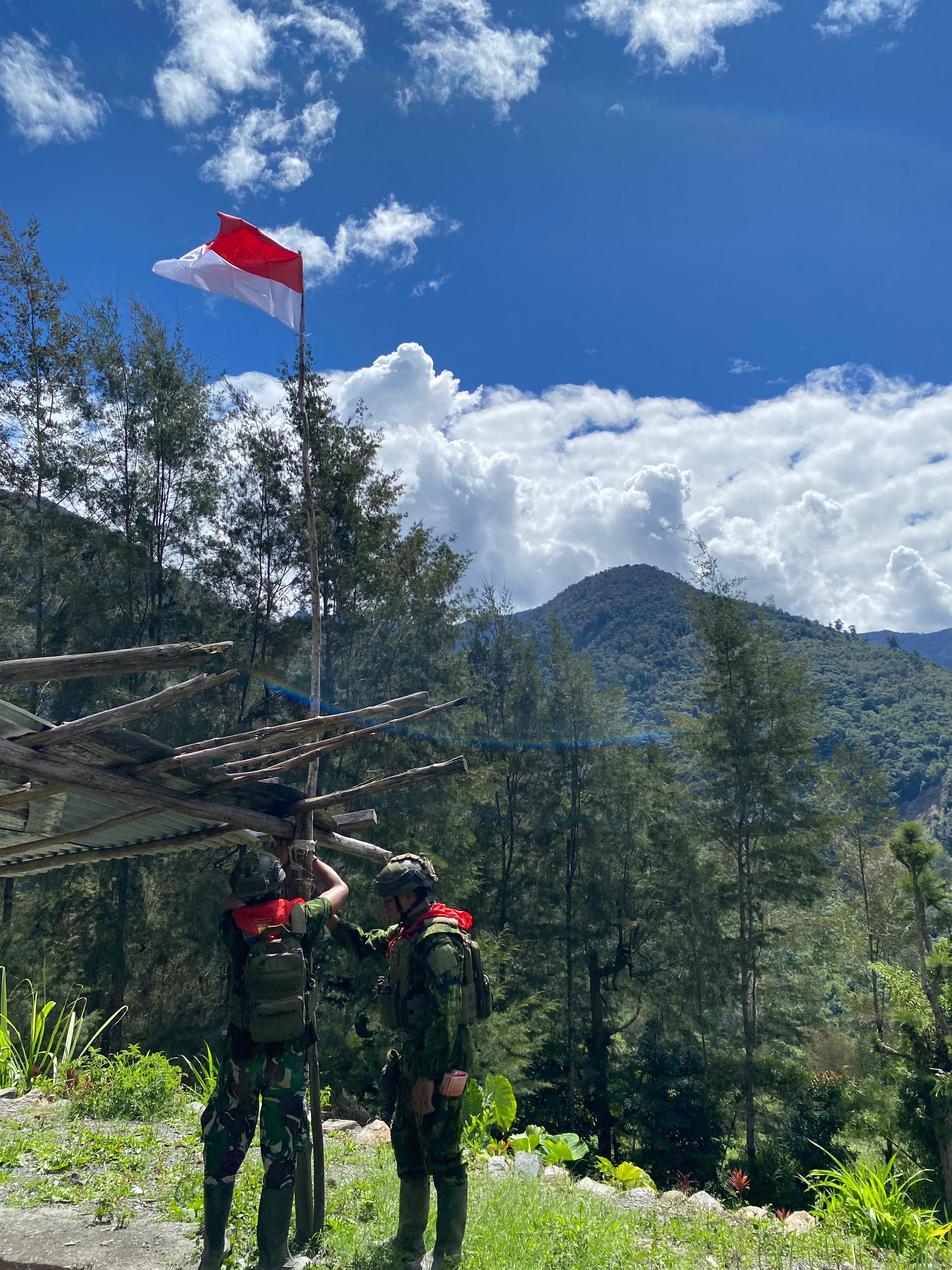 Satgas Yonif 732/Banau Kibarkan Merah Putih di Kampung Jambul Untuk Menyambut Hari 17 Agustus