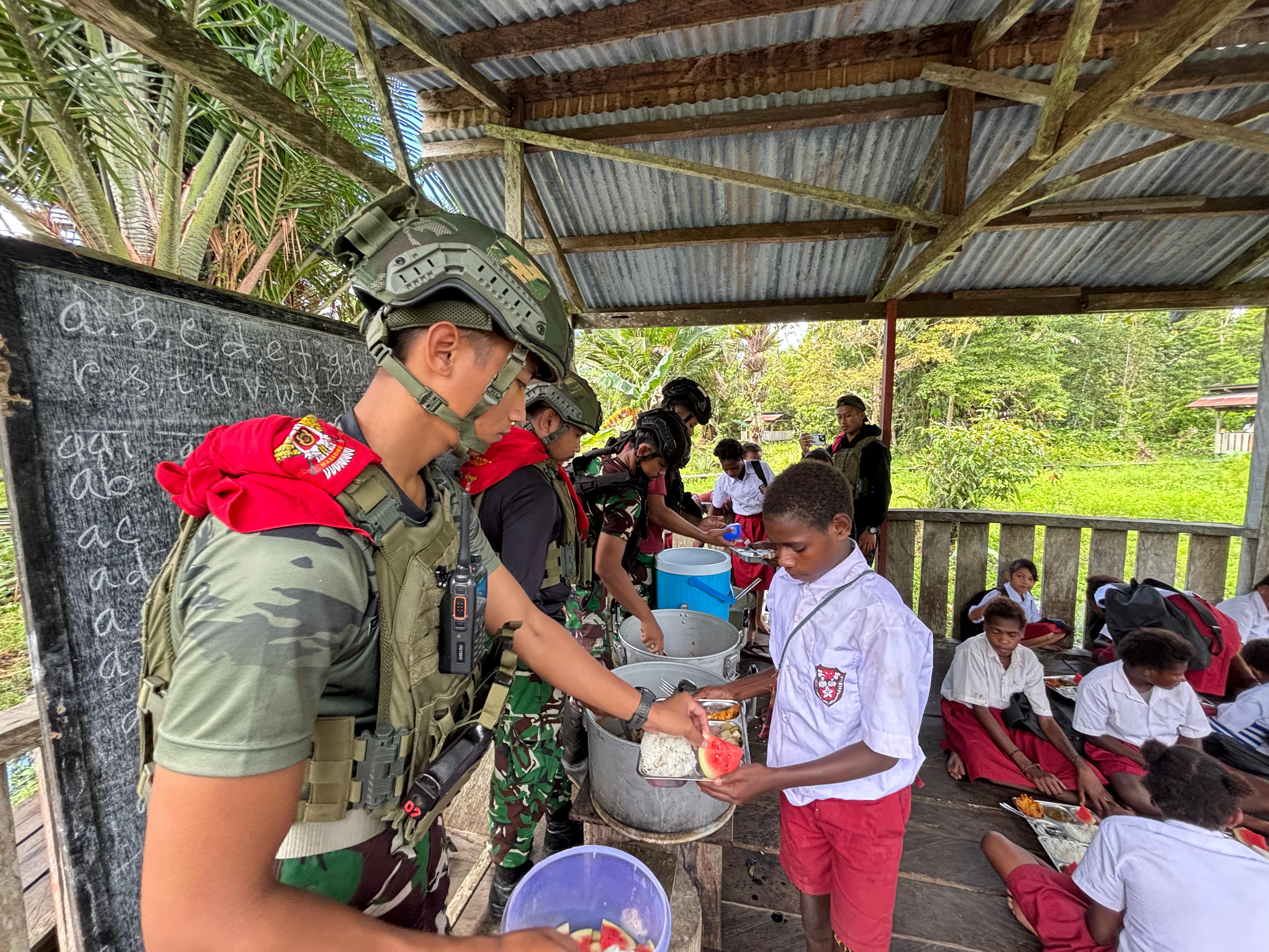 Satgas Pamtas  Mobile Yonif 733/Masariku Wujudkan Kepedulian Melalui Program "Masariku Peduli Gizi" di Tanah Papua