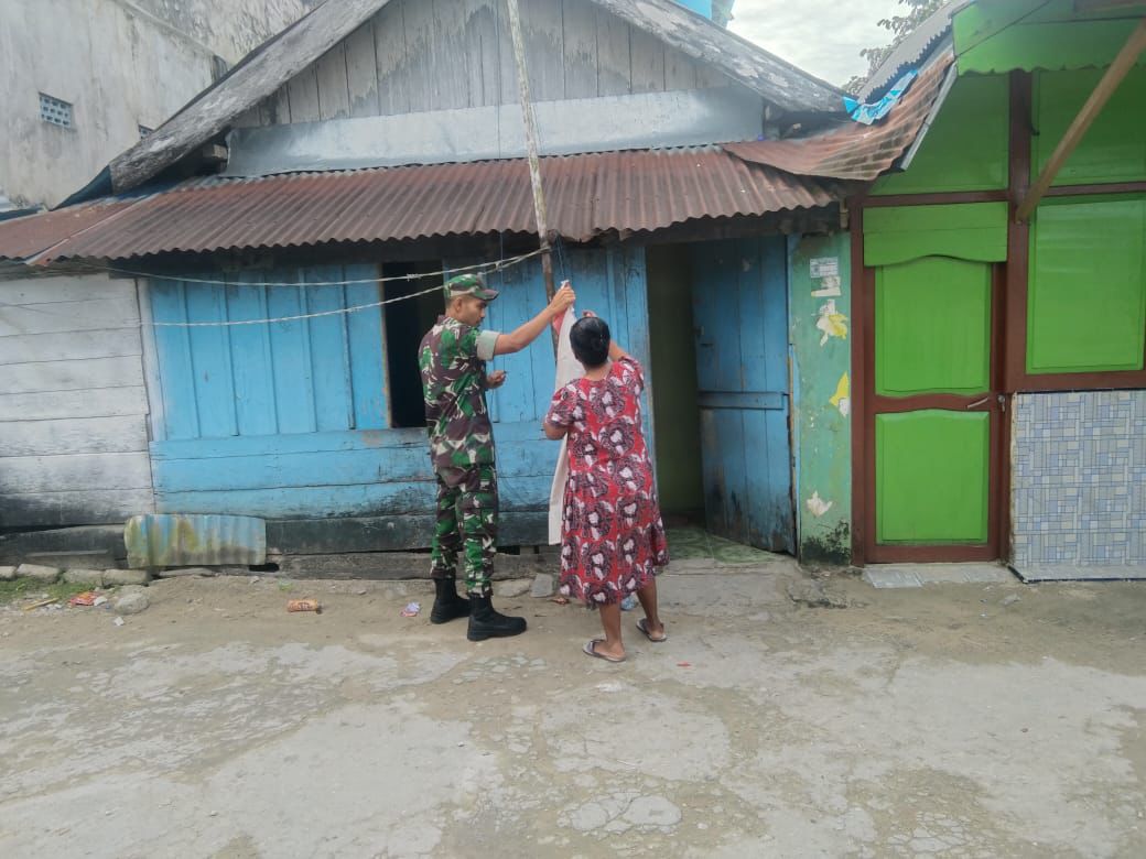 Babinsa Koramil 1503-03/Dobo Himbau Masyarakat Kibarkan Bendera Merah Putih