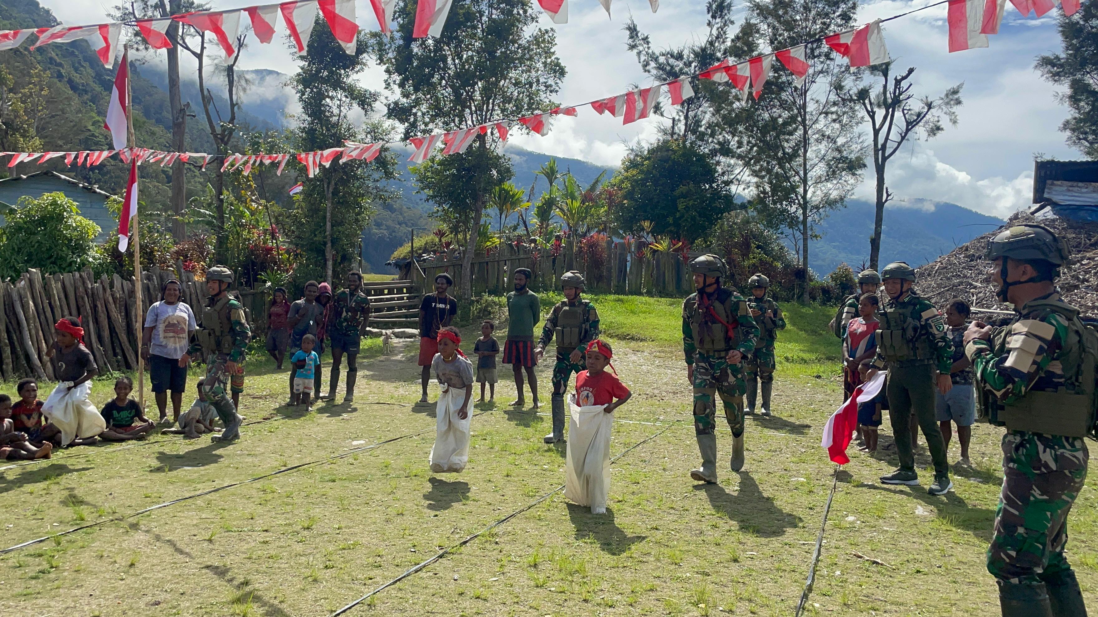 Satgas Pamtas RI-PNG Mobile Yonif 732/Banau Gelar Lomba Lari Karung di Kampung Ambobera, Meriahkan HUT RI ke-80