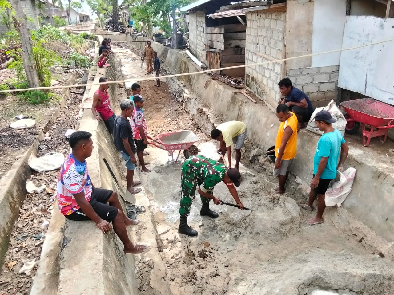Kopda Arkhilaus Fatbanu, Babinsa Desa Ustutun, Gelar Kerja Bakti Pengecoran Saluran Got Bersama Warga