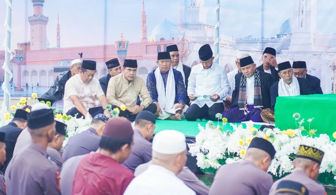 Hujan Tak Surutkan Kekhusyukan Shalat Id di Lapangan Merdeka, Pangdam XV/Pattimura Lanjutkan Silaturahmi Halal Bihalal