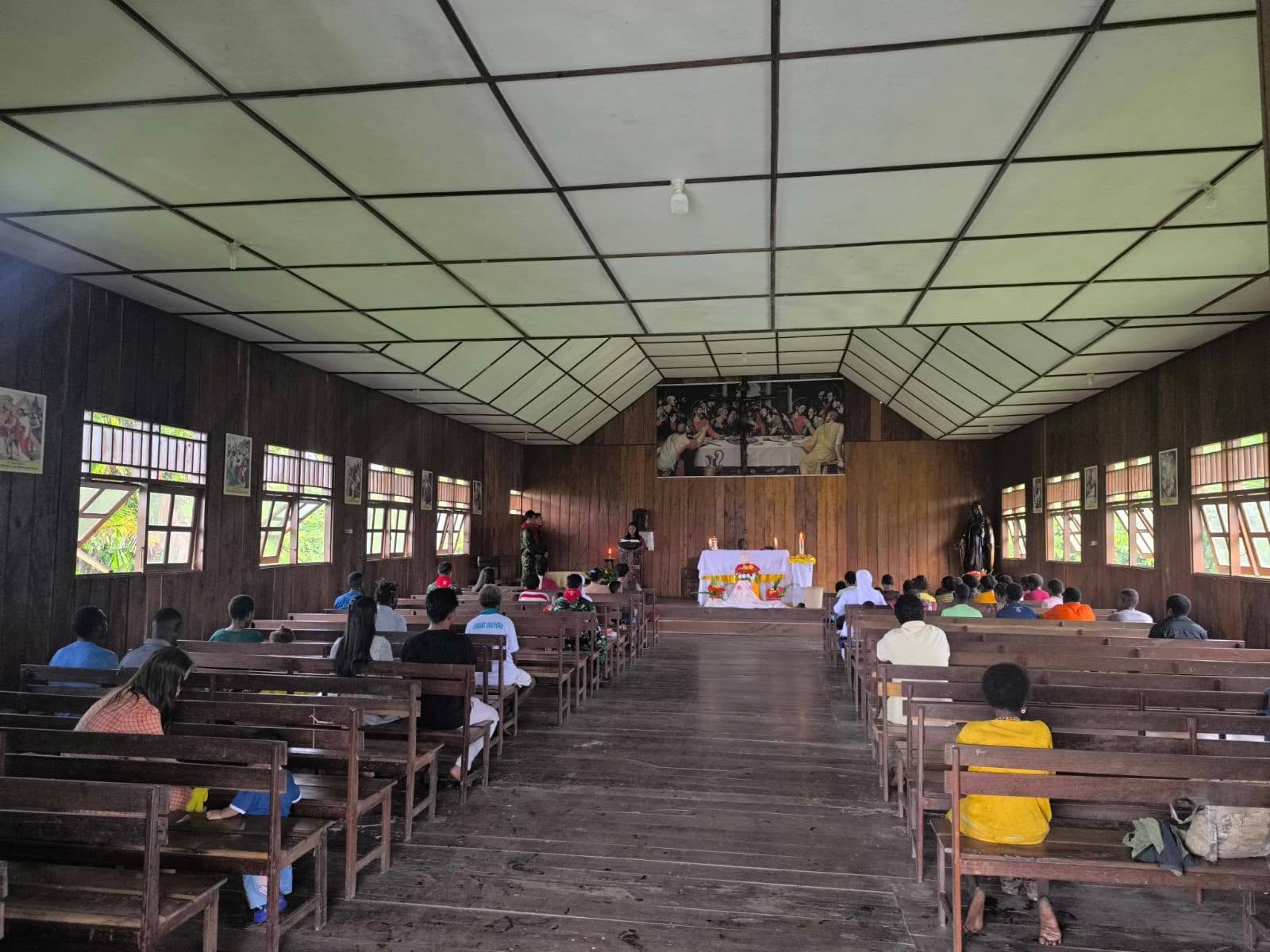 PRAJURIT SATGAS PAMTAS MOBILE YONIF 733/MASARIKU GIATKAN PROGRAM IBADAH BERSAMA MASYARAKAT GUNA TUMBUHKAN RASA PERSAUDARAAN DI PAPUA