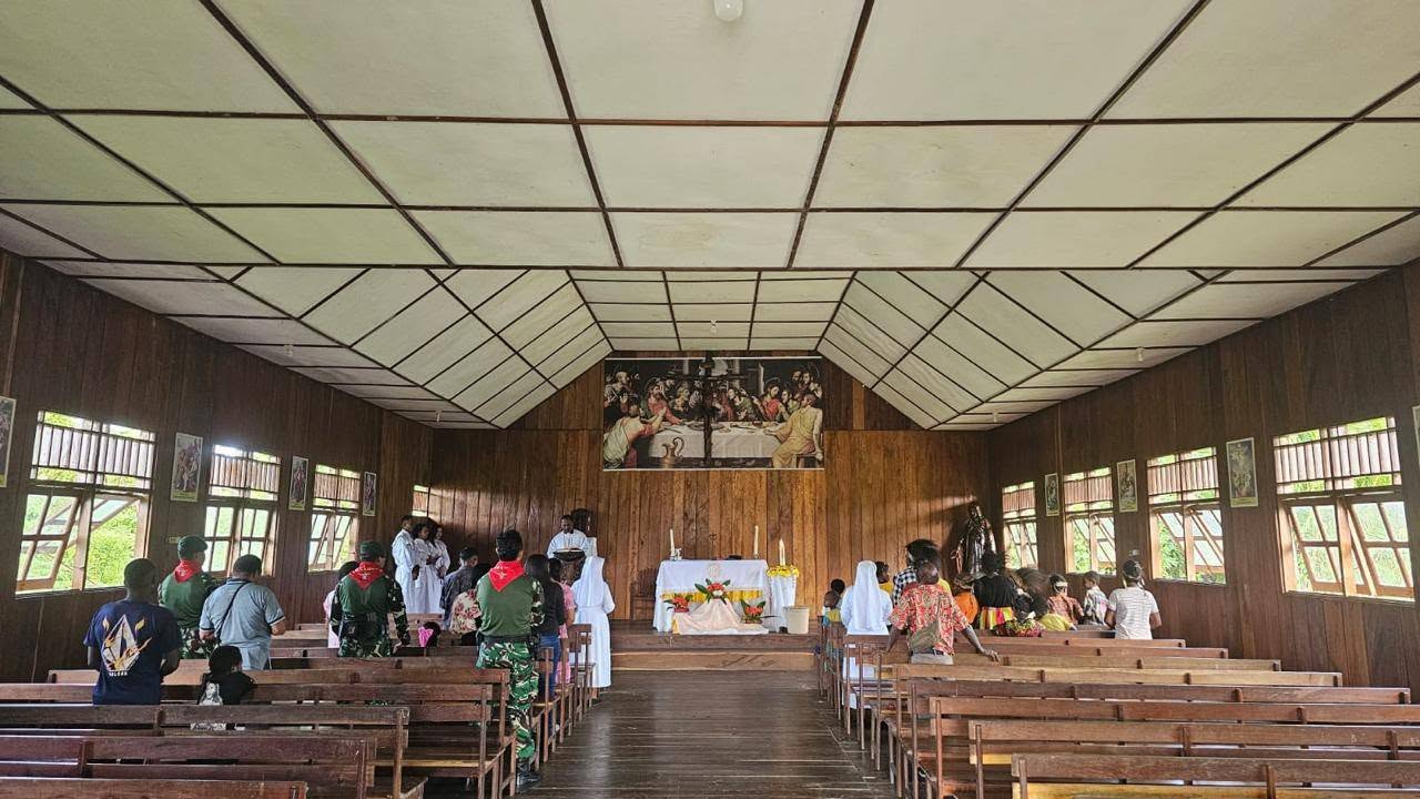PRAJURIT TITIK KUAT BATAS BATU SATGAS YONIF 733/MASARIKU RAYAKAN MISA KENAIKAN ISA ALMASIH BERSAMA WARGA DI GEREJA KAMPUNG MUMUGU