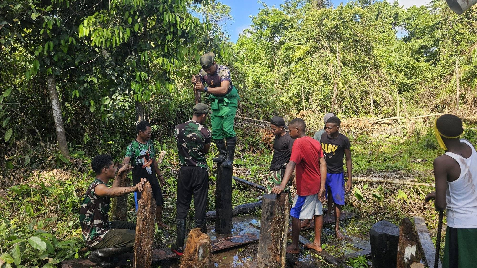 PRAJURIT SATGAS YONIF 733/MASARIKU BANTU PERBAIKI TANDON AIR SD RIMBA MUMUGU