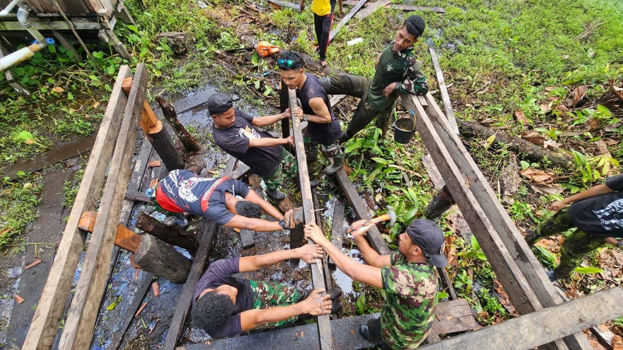 PRAJURIT SATGAS PAMTAS MOBILE YONIF 733/MASARIKU RENOVASI FASILITAS AIR BERSIH SEKOLAH DI PEDALAMAN PAPUA