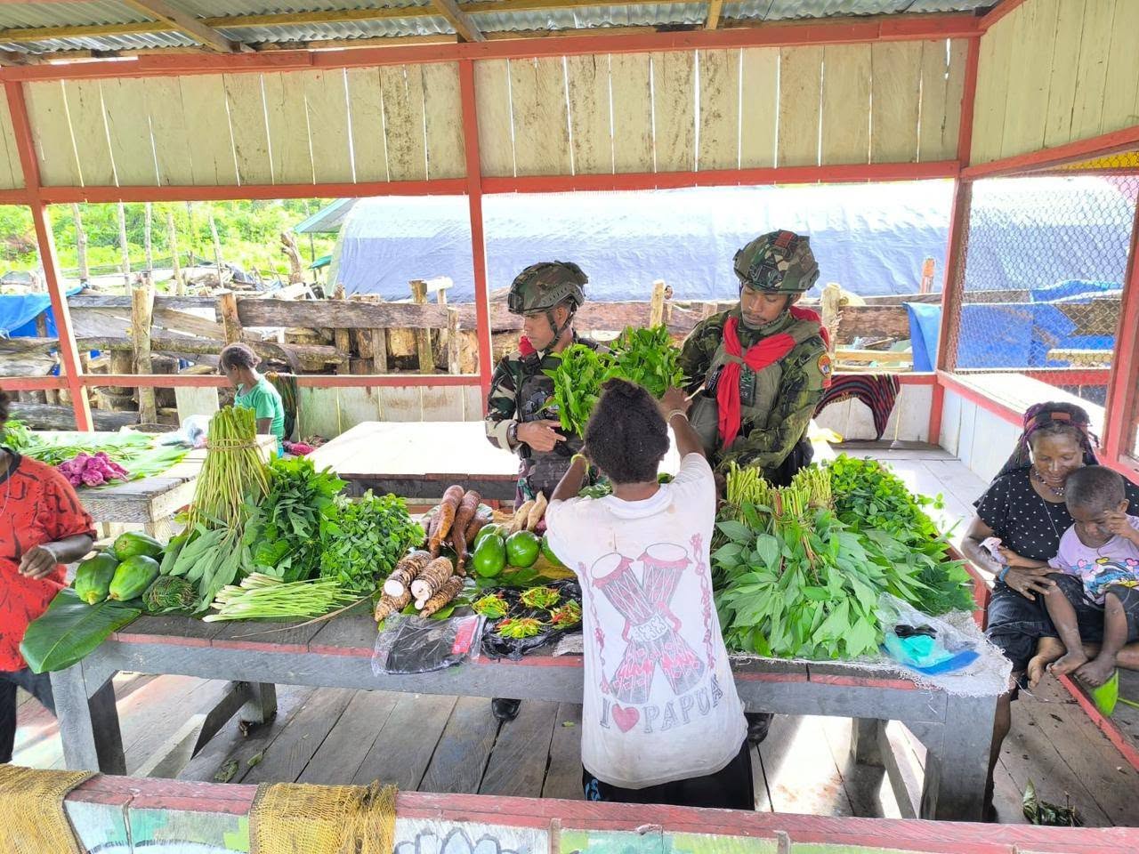 PRAJURIT SATGAS YONIF 733/MASARIKU BORONG SAYURAN UNTUK DUKUNG PEREKONOMIAN WARGA PAPUA