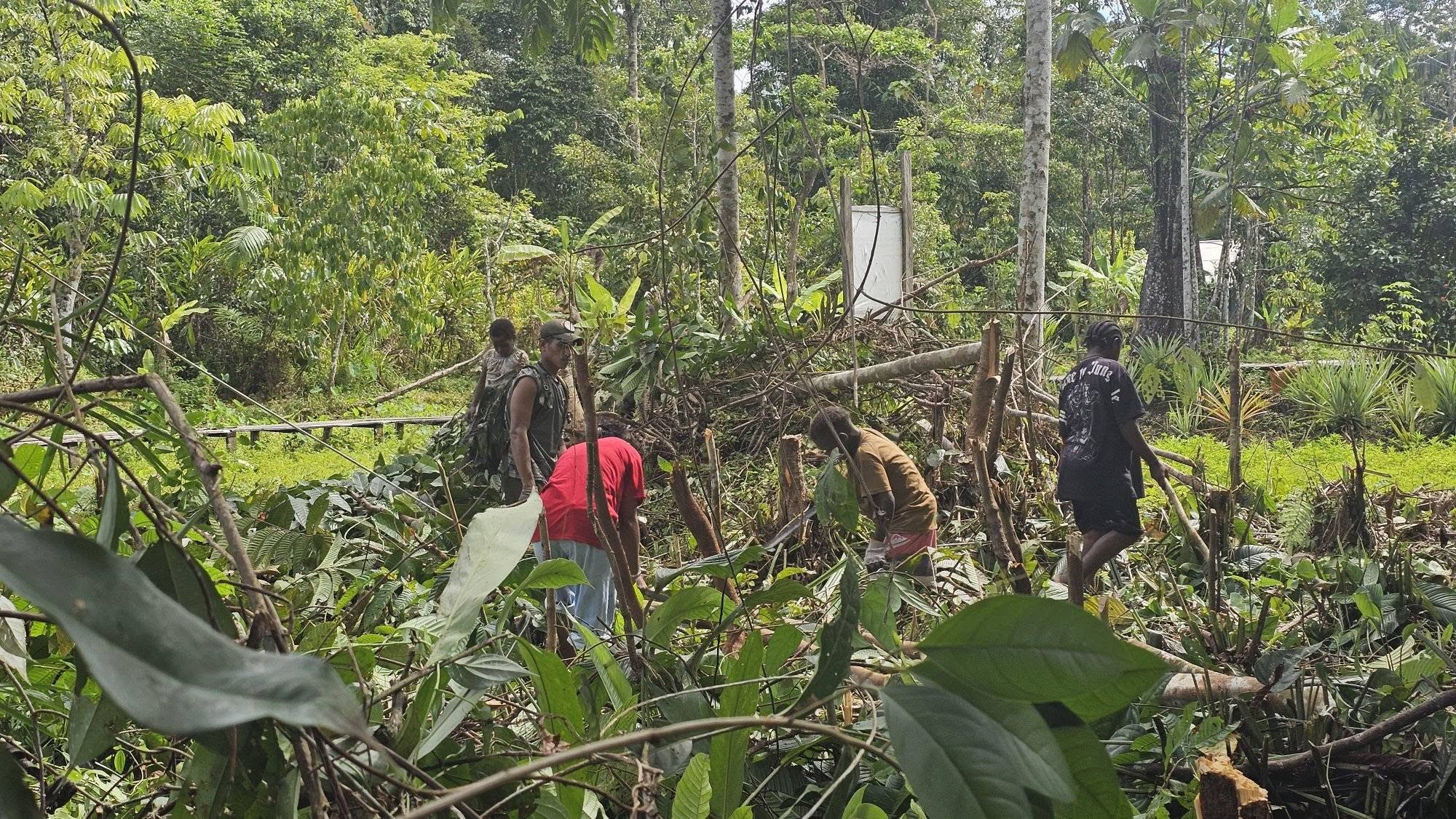 PRAJURIT SATGAS YONIF 733/MASARIKU LAKSANAKAN KARYA BAKTI PEMBERSIHAN HALAMAN SEKOLAH DI SD MUMUGU DISTRIK KREPKURI