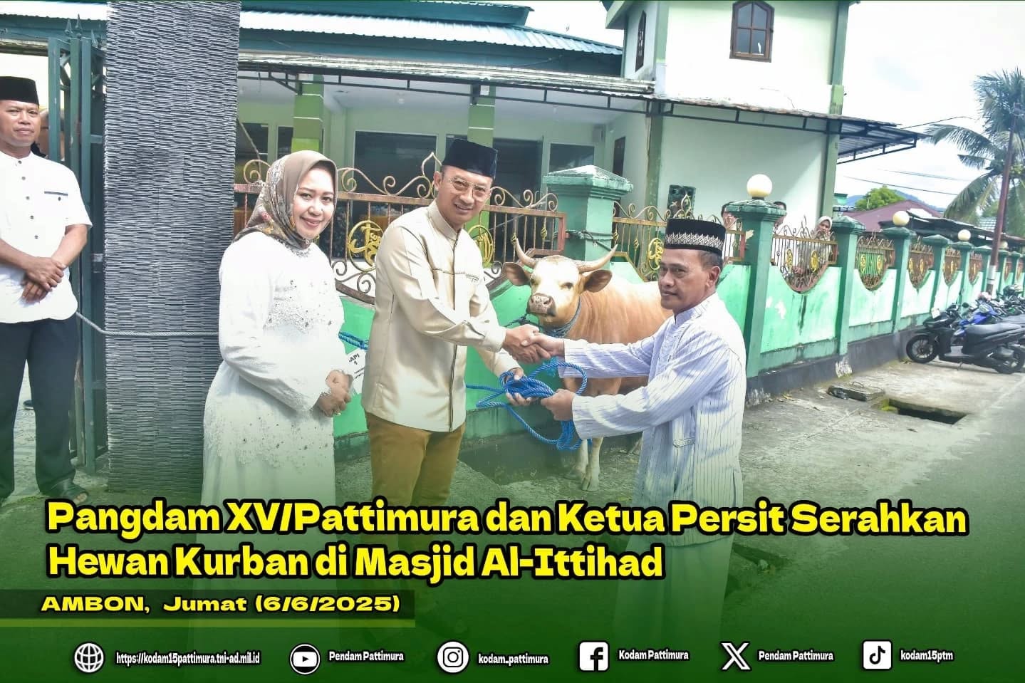 Pangdam XV/Pattimura dan Ketua Persit Serahkan Hewan Kurban di Masjid Al-Ittihad