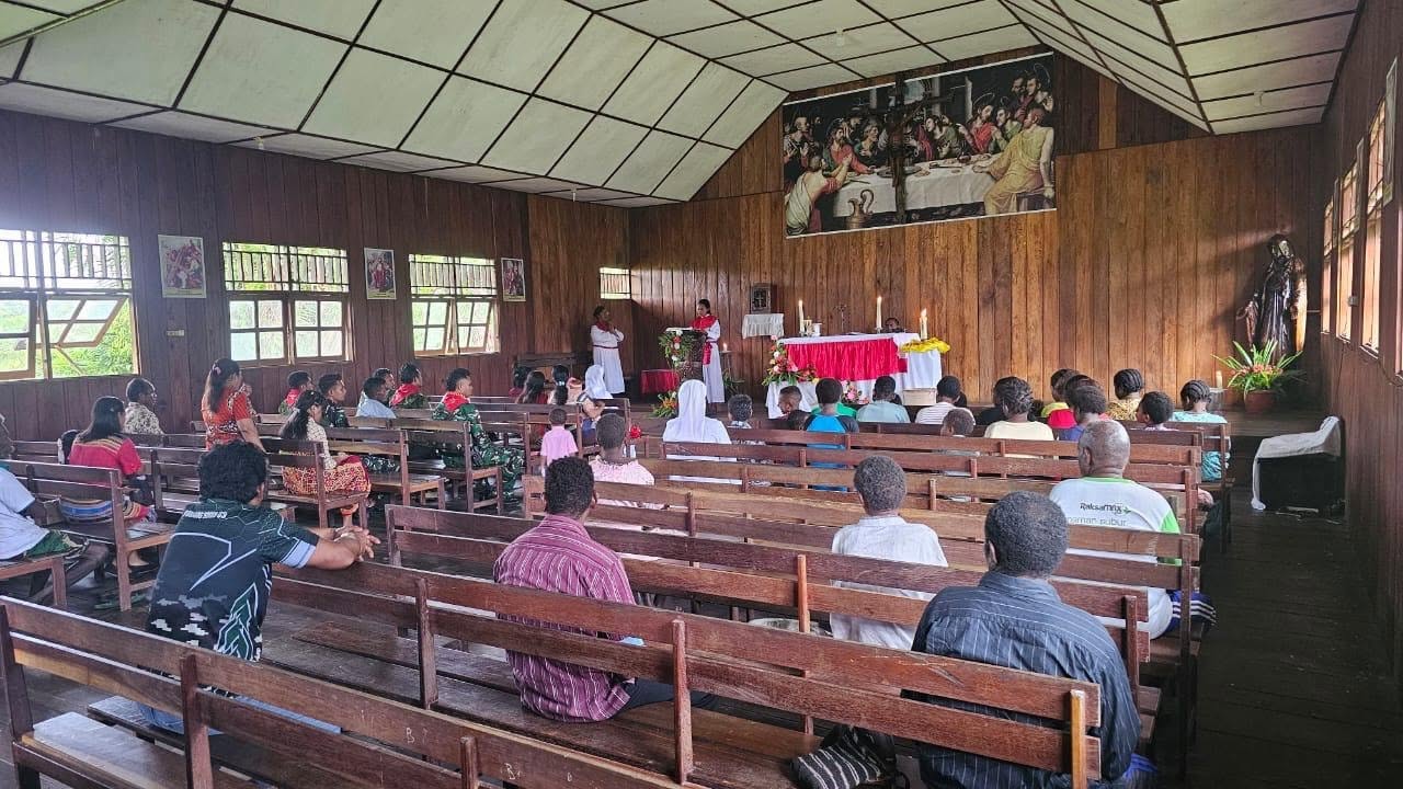SEMANGAT KASIH, PRAJURIT YONIF 733/MASARIKU IKUTI IBADAH HARI MINGGU DI GEREJA KAMPUNG MUMUGU