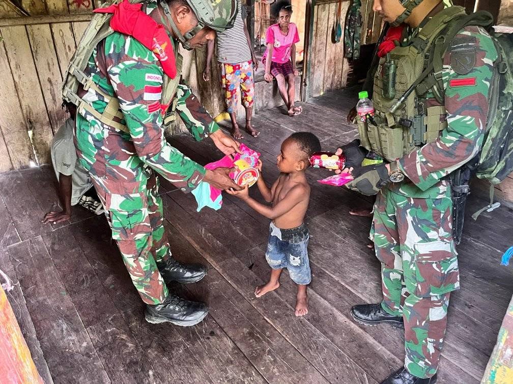 SATGAS YONIF 733/MASARIKU TEBAR KEPEDULIAN DI KAMPUNG MUMUGU, DISTRIK KREPKURI