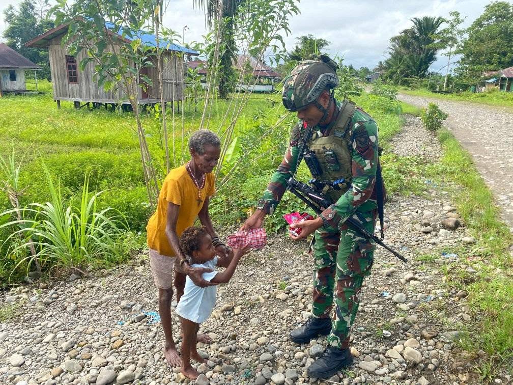 SATGAS YONIF 733/MASARIKU BERBAGI KEBAHAGIAAN DENGAN ANAK-ANAK KAMPUNG MUMUGU