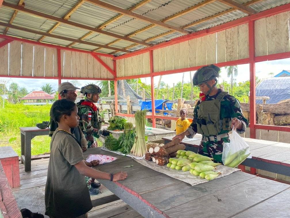 PRAJURIT MASARIKU DUKUNG KESEJAHTERAAN PETANI MELALUI PEMBORONG HASIL TANI DI DISTRIK KREPKURI