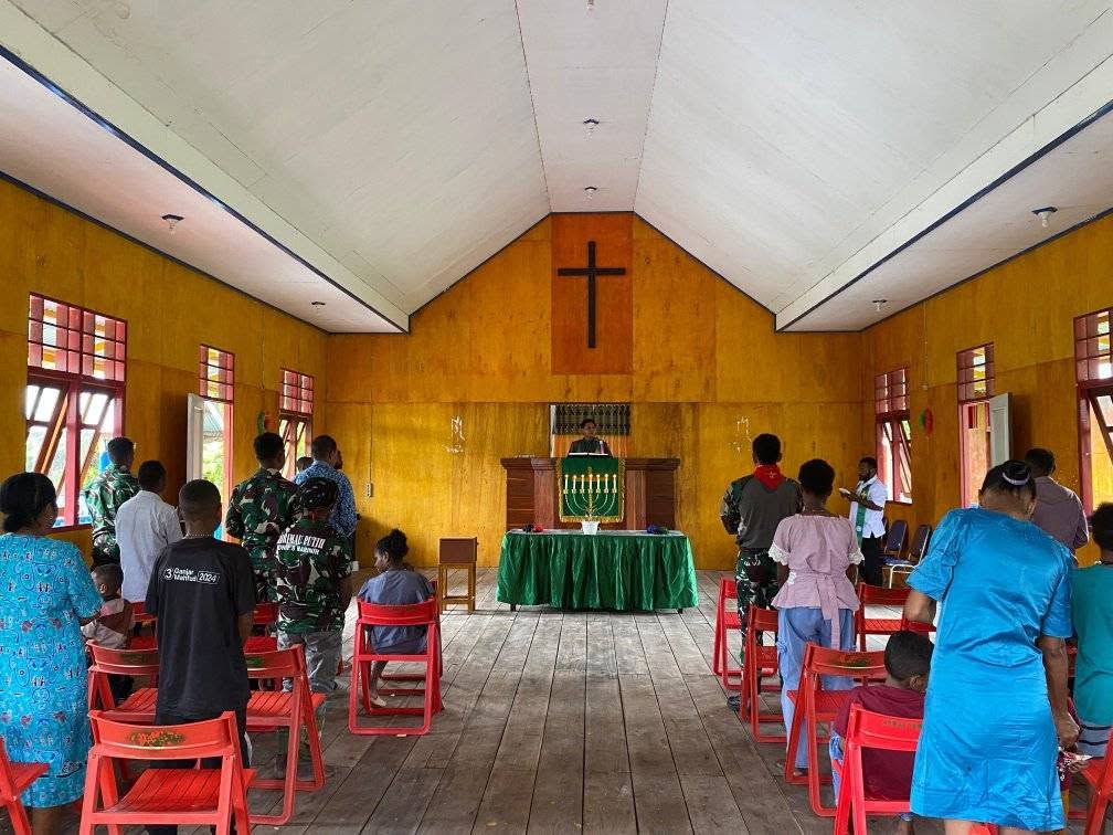 SEMANGAT KASIH, PRAJURIT YONIF 733/MASARIKU IKUTI IBADAH HARI MINGGU DI GEREJA KAMPUNG MUMUGU