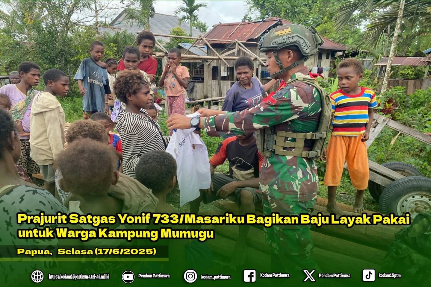 PRAJURIT SATGAS YONIF 733/MASARIKU BAGIKAN BAJU LAYAK PAKAI UNTUK WARGA KAMPUNG MUMUGU