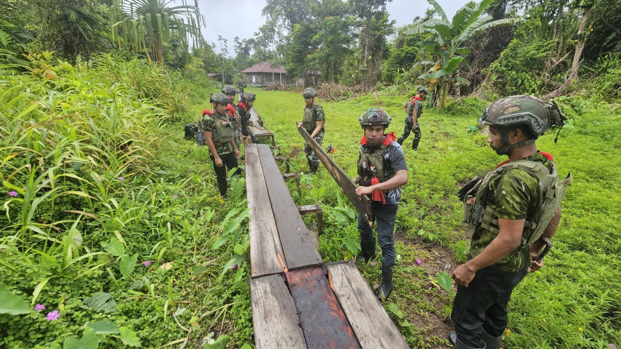 Prajurit Satgas Pamtas Mobile Yonif 733/Masariku Perbaiki Jembatan Rusak di SD Rimba Mumugu