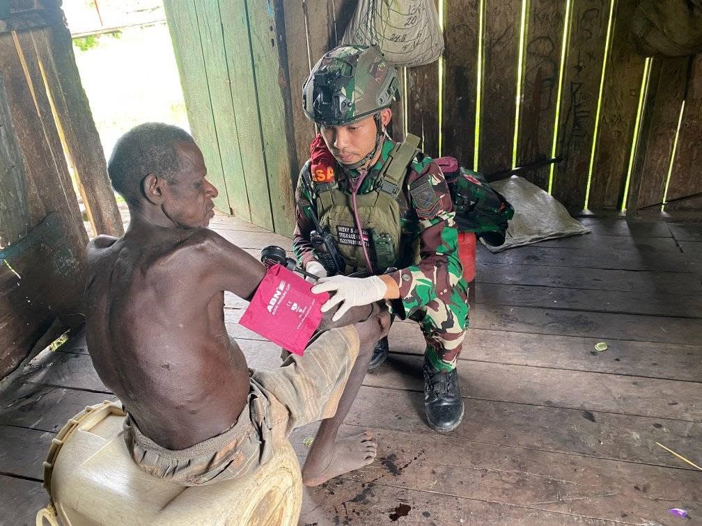 SATGAS YONIF 733/MASARIKU BERIKAN PELAYANAN KESEHATAN GRATIS DENGAN PENUH KASIH KEPADA MASYARAKAT MUMUGU