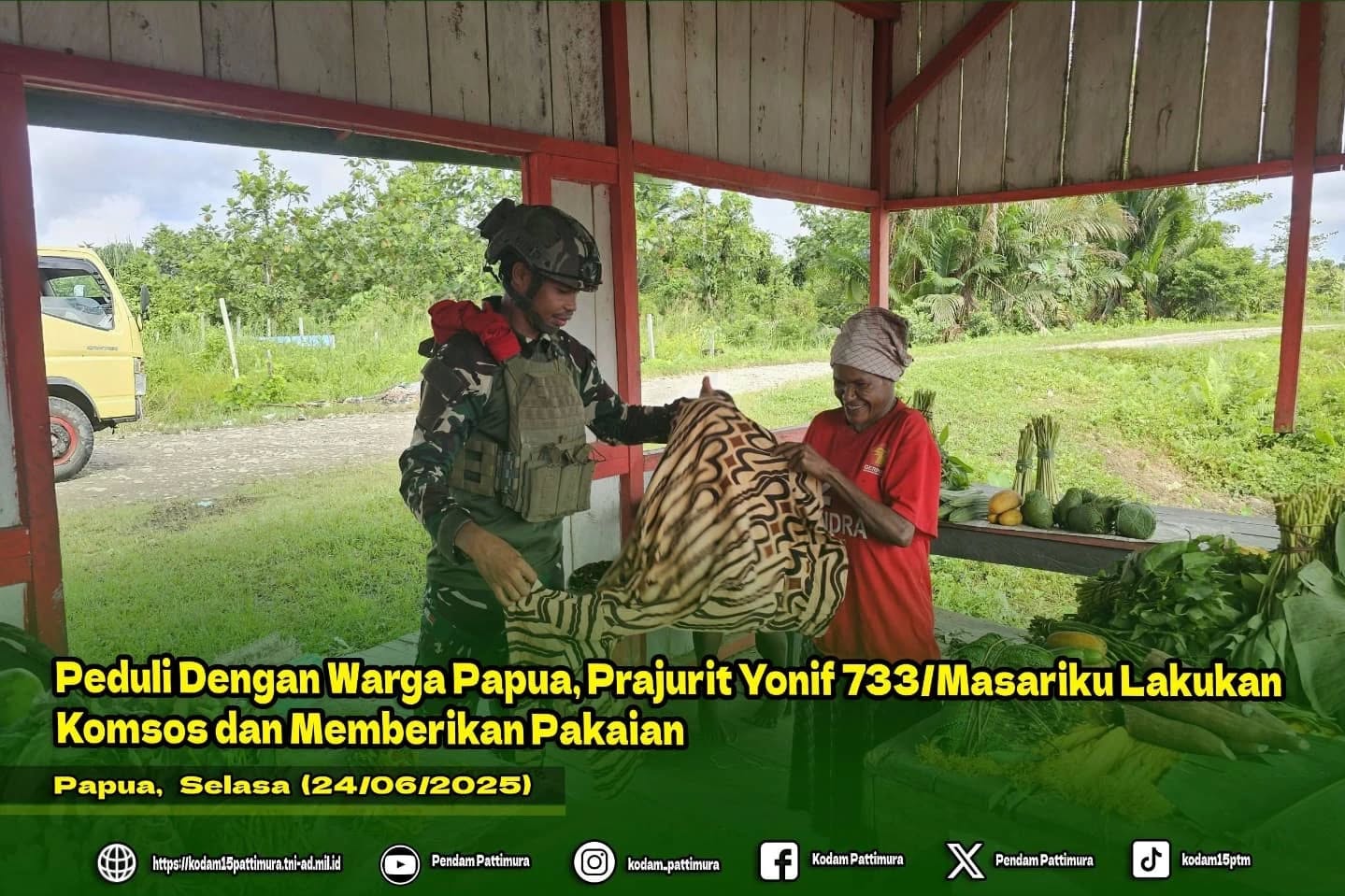 PEDULI DENGAN WARGA PAPUA, PRAJURIT YONIF 733/MASARIKU LAKUKAN KOMSOS DAN MEMBERIKAN PAKAIAN