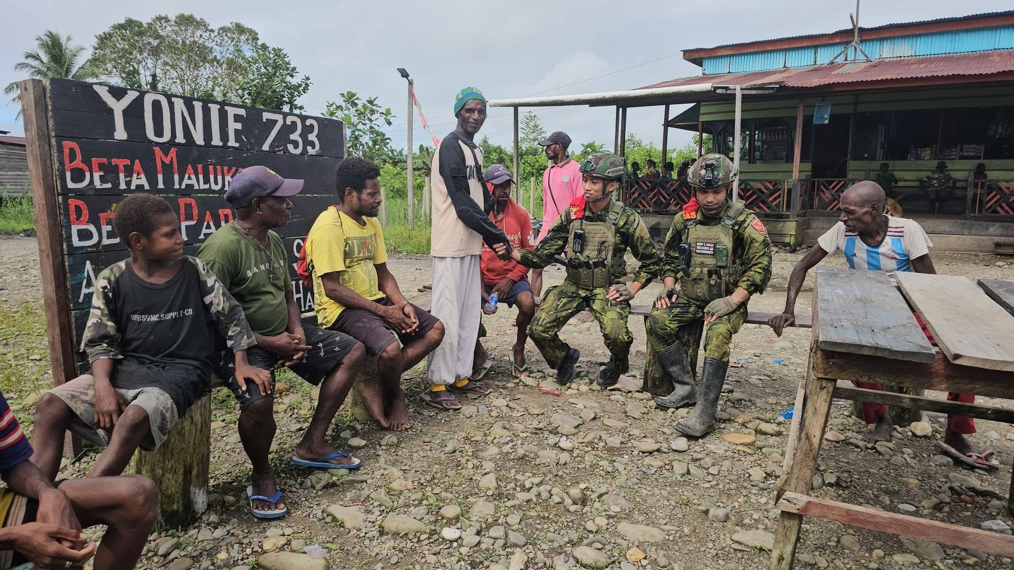 Prajurit Satgas Yonif 733/Masariku Laksanakan Program Pembinaan Teritorial Melalui Komunikasi Sosial dengan Masyarakat Kampung Mumugu
