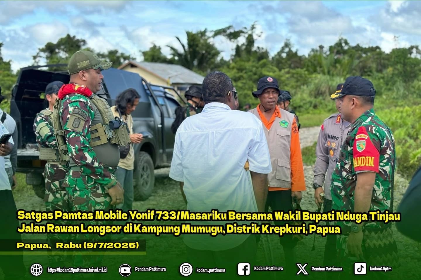 Satgas Pamtas Mobile Yonif 733/Masariku Bersama Wakil Bupati Nduga Tinjau Jalan Rawan Longsor di Kampung Mumugu, Distrik Krepkuri, Papua