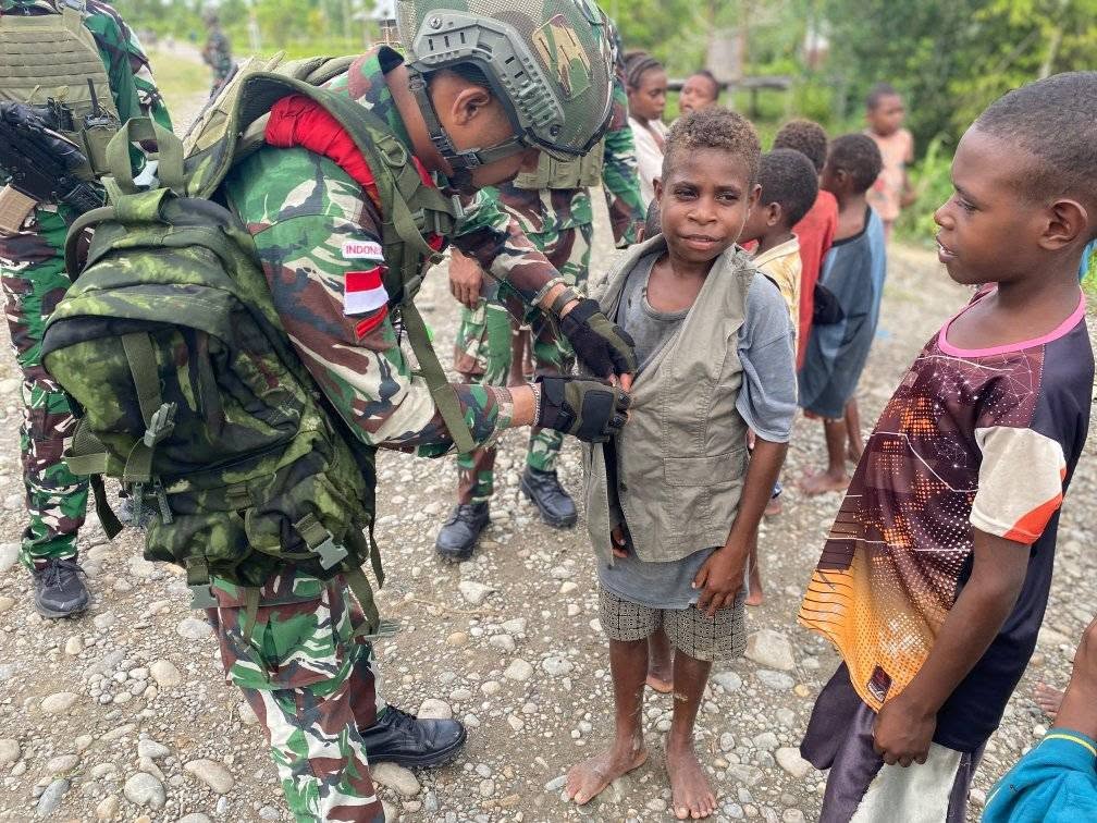 Satgas Yonif 733/Masariku Menyapa Hati Rakyat Papua Dengan Aksi Nyata