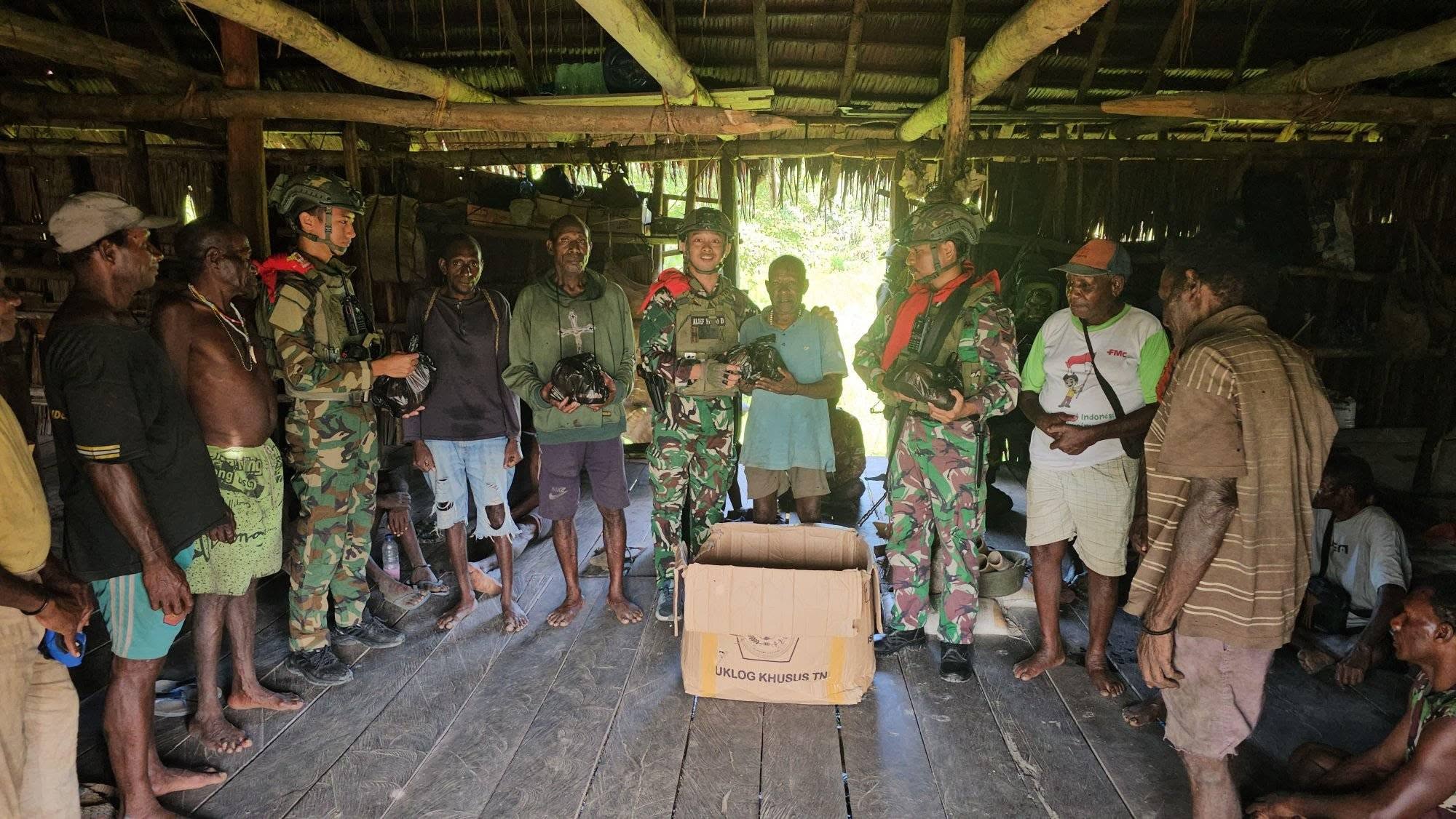 SATGAS PAMTAS MOBILE YONIF 733/MASARIKU LAKSANAKAN ANJANGSANA DI RUMAH ADAT “JEW” SUKU ASMAT PAPUA