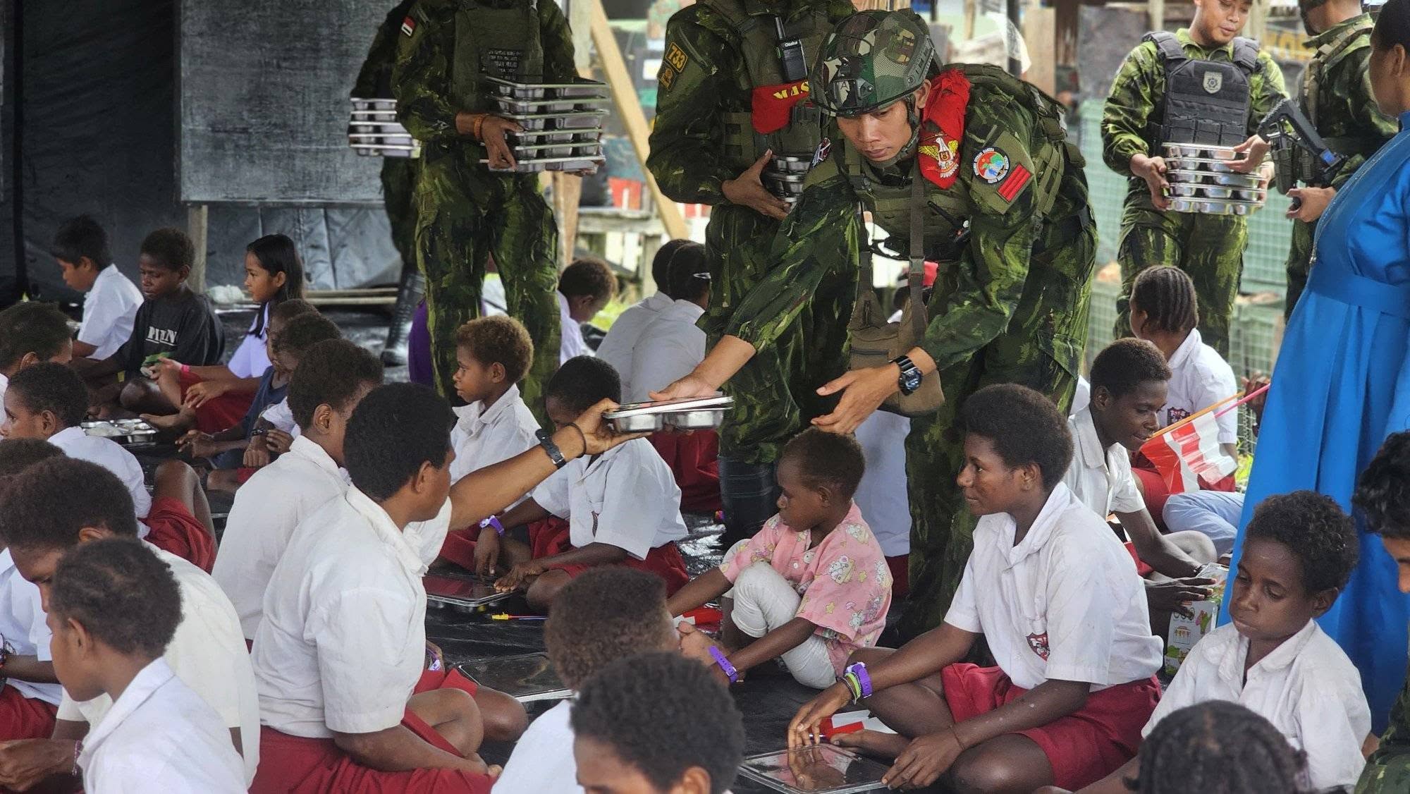 PANGKOGAB WILHAN III BERSAMA SATGAS YONIF 733/MASARIKU GELAR BAKTI SOSIAL, PELAYANAN KESEHATAN, DAN MAKAN GRATIS UNTUK WARGA MUMUGU